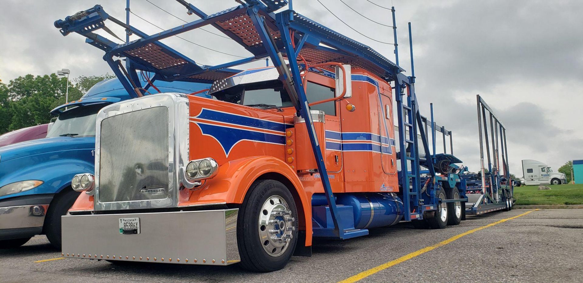 truck-orange-BmSwWCLE